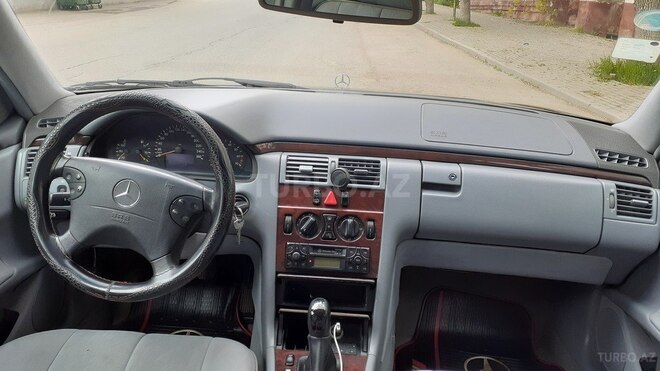 Mercedes 200 2002, 348,000 km - 2.0 л - Quba