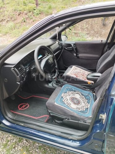 Opel Vectra 1998, 320,000 km - 1.6 l - Quba