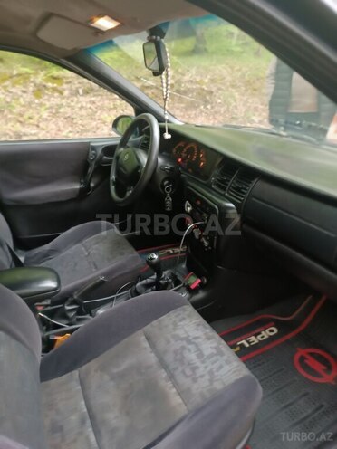 Opel Vectra 1998, 320,000 km - 1.6 l - Quba