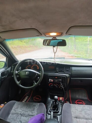 Opel Vectra 1998, 320,000 km - 1.6 l - Quba