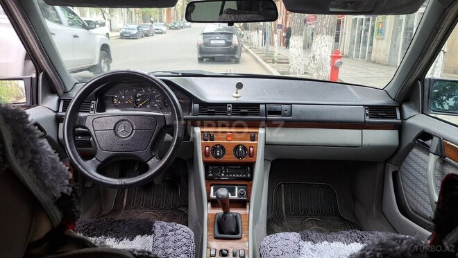 Mercedes E 200 d 1992, 120,000 km - 2.0 л - Qazax