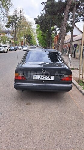 Mercedes E 200 d 1992, 120,000 km - 2.0 л - Qazax