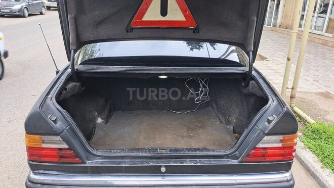 Mercedes E 200 d 1992, 120,000 km - 2.0 л - Qazax