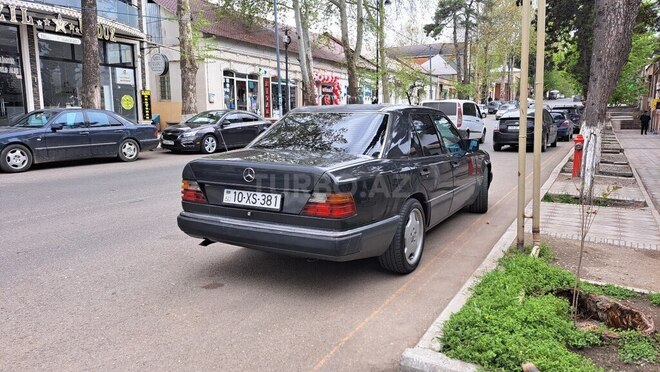Mercedes E 200 d 1992, 120,000 km - 2.0 л - Qazax