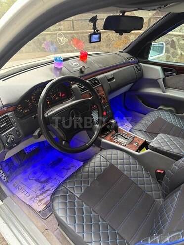 Mercedes E 200 1995, 336,000 km - 2.0 l - Quba