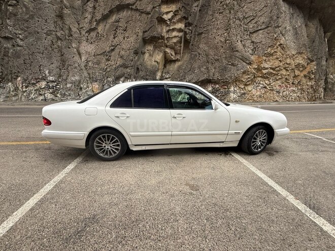 Mercedes E 200 1995, 336,000 km - 2.0 l - Quba