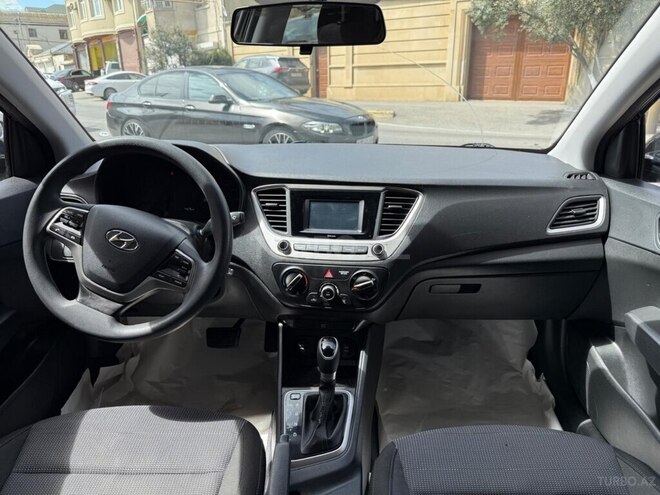 Hyundai Accent-10
