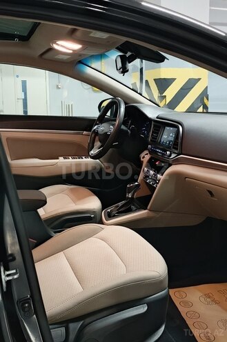 Hyundai Elantra-8
