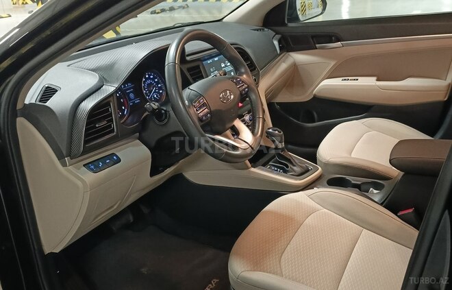 Hyundai Elantra-13