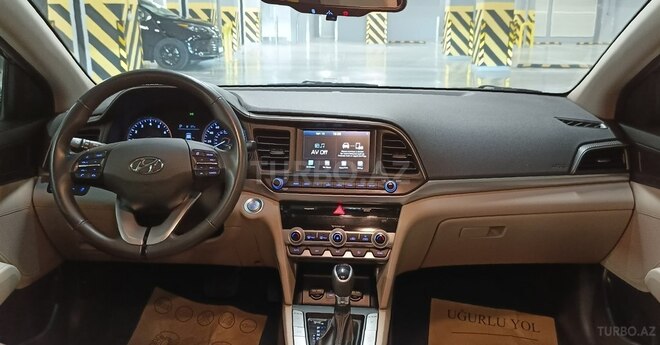 Hyundai Elantra-12
