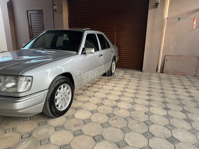 Mercedes E 220 1995, 260,000 km - 2.2 l - Sumqayıt