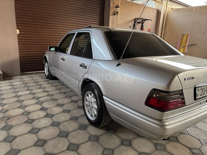 Mercedes E 220 1995, 260,000 km - 2.2 l - Sumqayıt