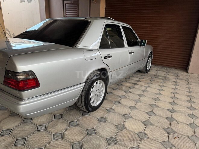Mercedes E 220 1995, 260,000 km - 2.2 l - Sumqayıt