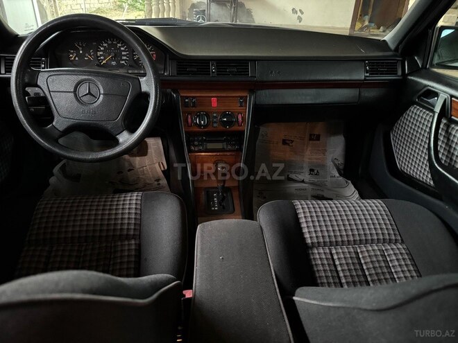 Mercedes E 220 1995, 260,000 km - 2.2 l - Sumqayıt