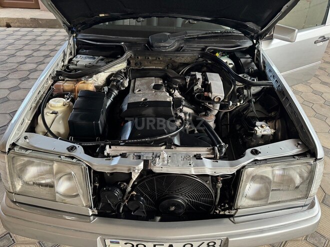 Mercedes E 220 1995, 260,000 km - 2.2 l - Sumqayıt