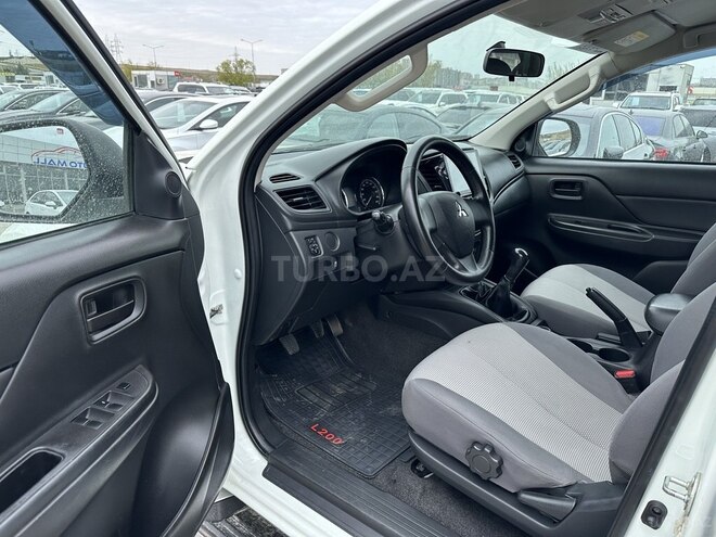 Mitsubishi L200-11