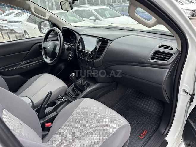 Mitsubishi L200-13