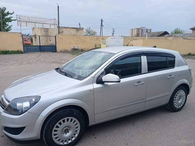 Opel Astra 2009, 165,211 km - 1.4 l - Salyan
