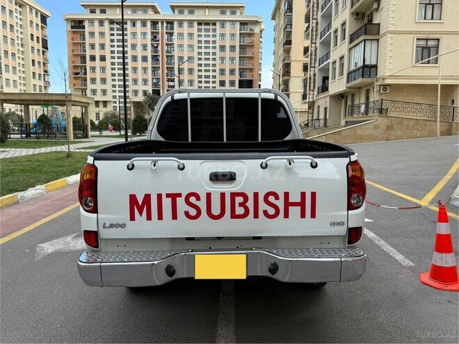 Mitsubishi L200 2015, 170,000 km - 2.5 l - Bakı
