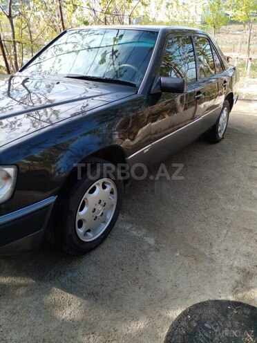 Mercedes E 200 1993, 297,000 km - 2.0 l - Bakı