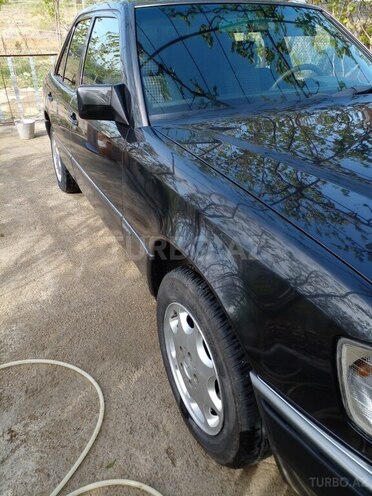 Mercedes E 200 1993, 297,000 km - 2.0 l - Bakı