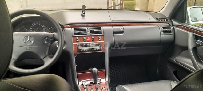 Mercedes E 240 2000, 166,000 km - 2.4 l - Salyan