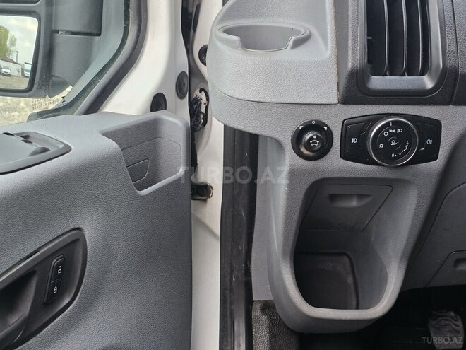 Ford Transit-11