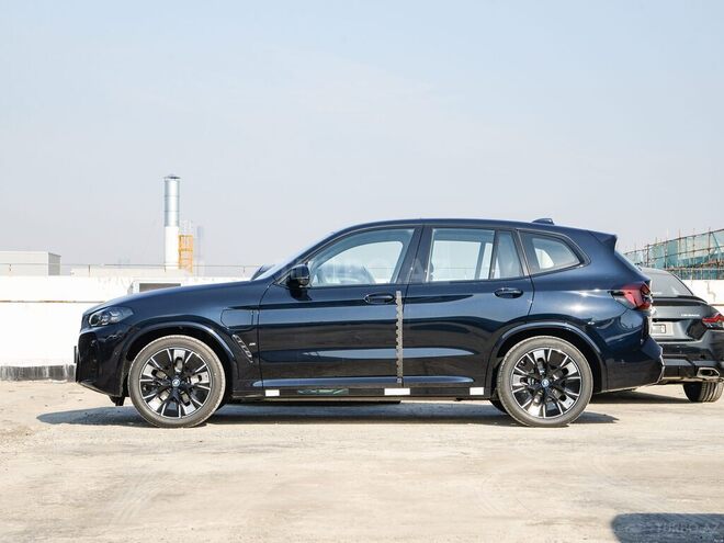 BMW iX3-3