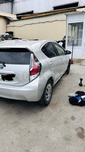 Toyota Prius C 2015, 155,000 km - 1.5 l - Bakı