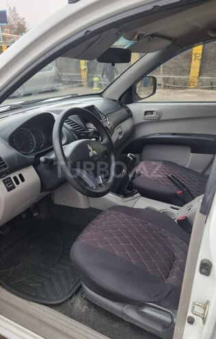 Mitsubishi L200 2014, 260,000 km - 2.5 l - Bakı