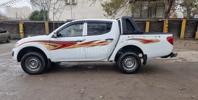 Mitsubishi L200 2014, 260,000 km - 2.5 l - Bakı