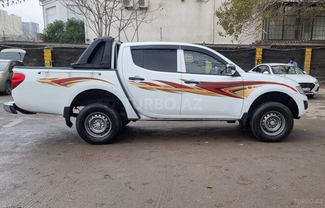 Mitsubishi L200 2014, 260,000 km - 2.5 l - Bakı