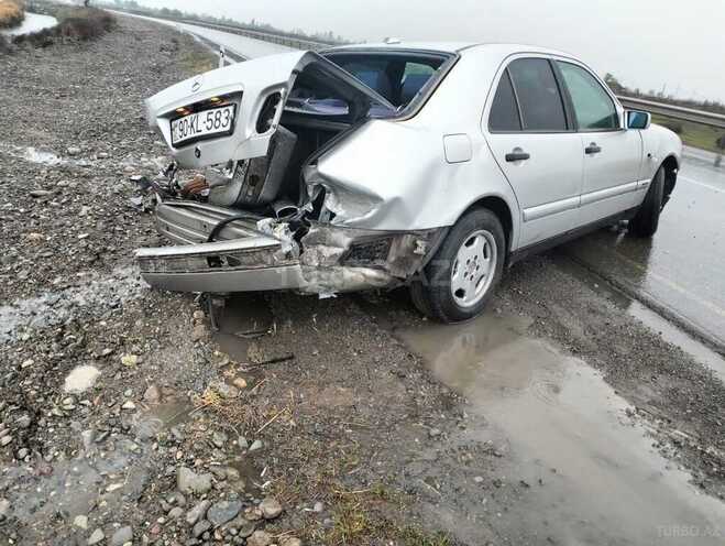 Mercedes E 220 d 1999, 440,000 km - 2.2 l - Bərdə