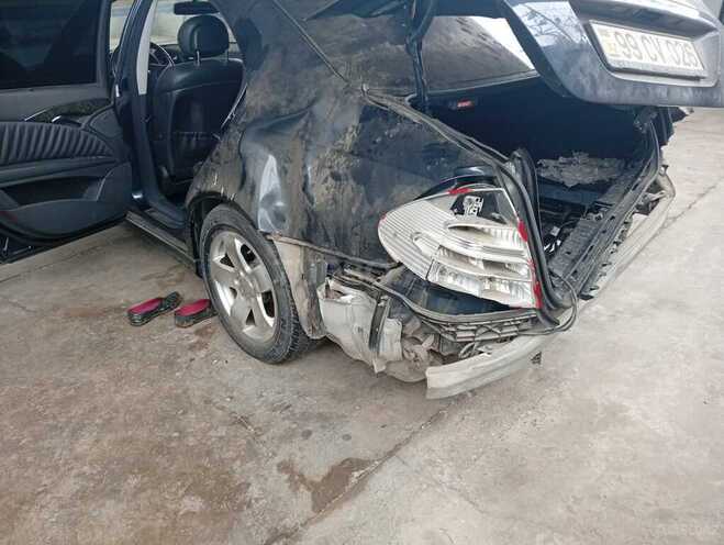 Mercedes E 240 2003, 250,000 km - 2.6 l - Saatlı