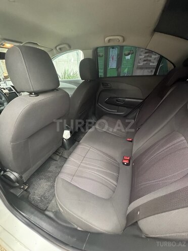 Chevrolet Aveo-10