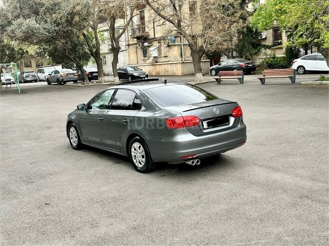 Volkswagen Jetta-13