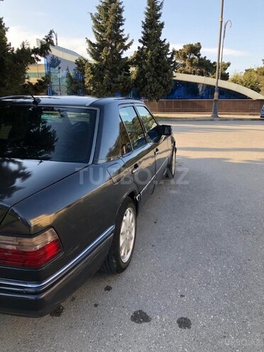 Mercedes E 220 1995, 312,421 km - 2.2 l - Bakı