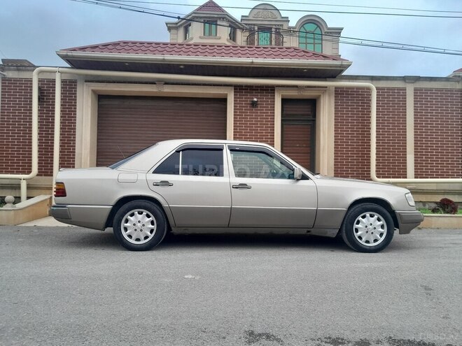 Mercedes E 220 1993, 240,000 km - 2.2 л - Bakı