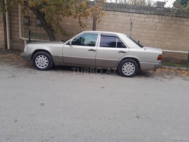 Mercedes E 220 1993, 240,000 km - 2.2 л - Bakı