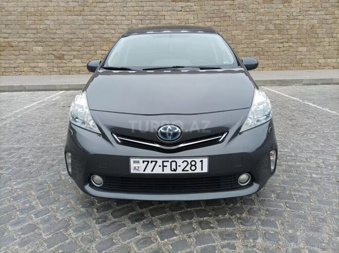 Toyota Prius V-1
