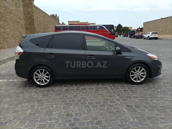 Toyota Prius V-4