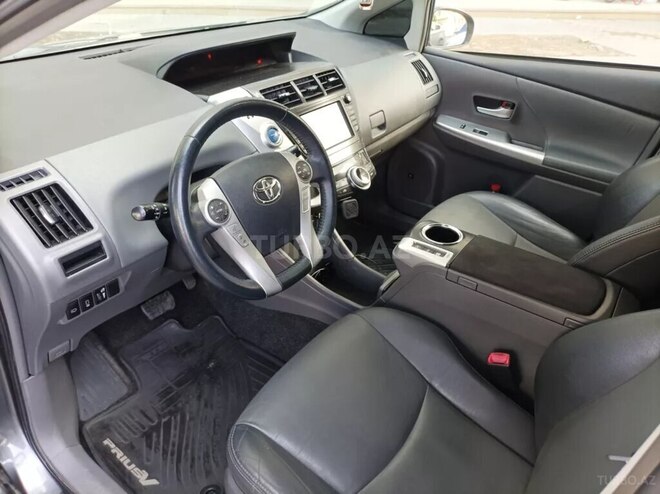 Toyota Prius V-10