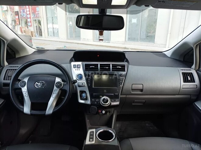 Toyota Prius V-9