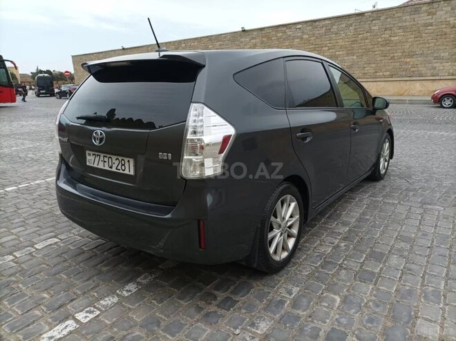Toyota Prius V-7