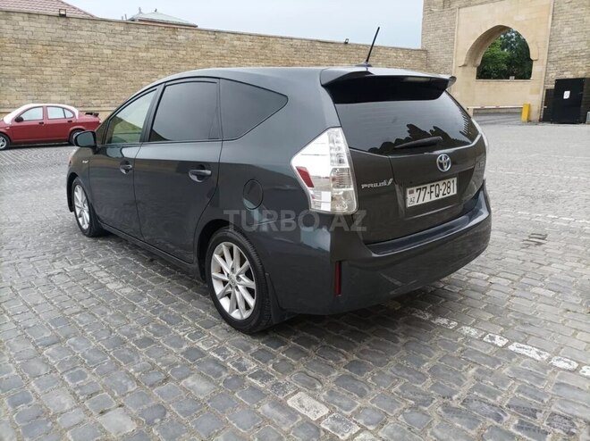Toyota Prius V-8