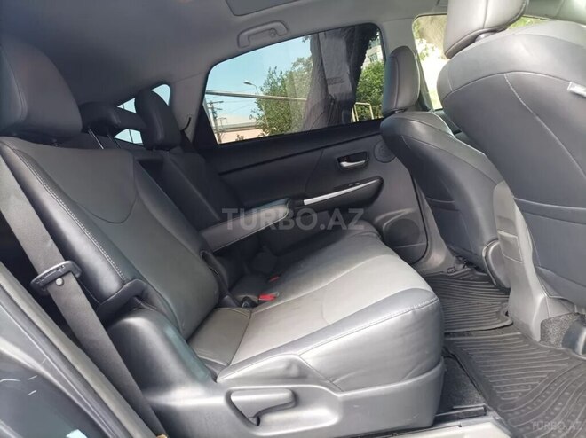 Toyota Prius V-13