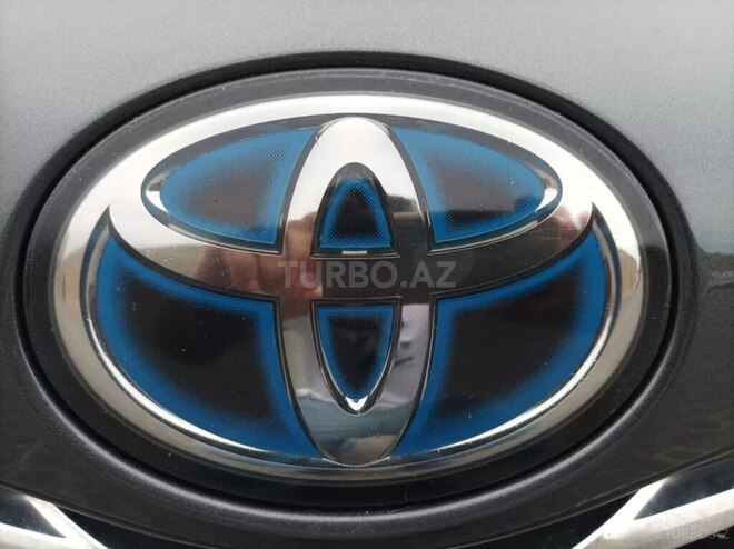 Toyota Prius V-17