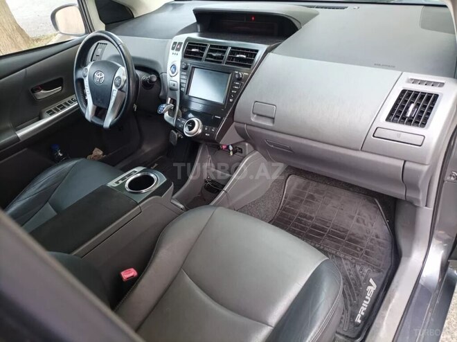 Toyota Prius V-11