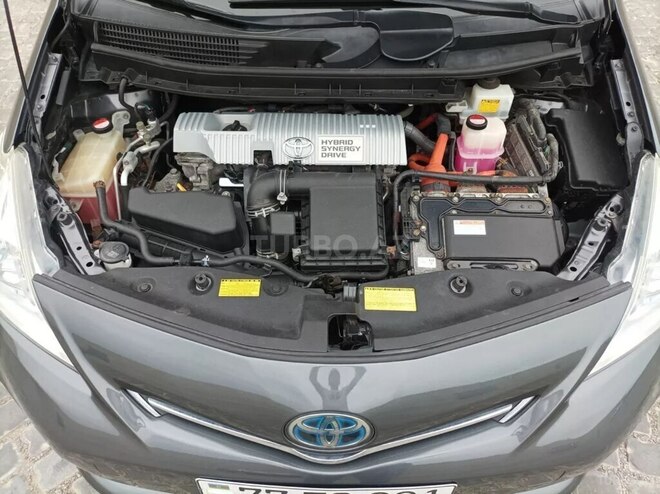 Toyota Prius V-20