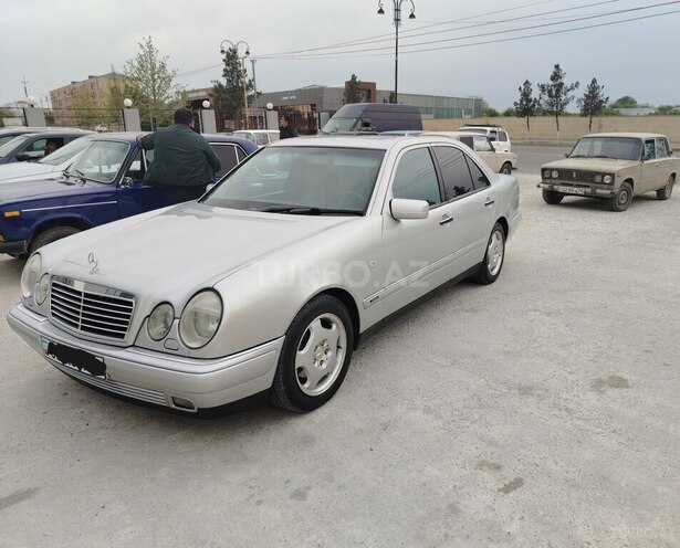 Mercedes E 240 1999, 302,000 km - 2.4 л - Yevlax